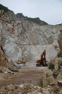 南陽某縣礦山開采爆破引發(fā)民房損毀，安全生產(chǎn)與群眾權(quán)益再引關(guān)注